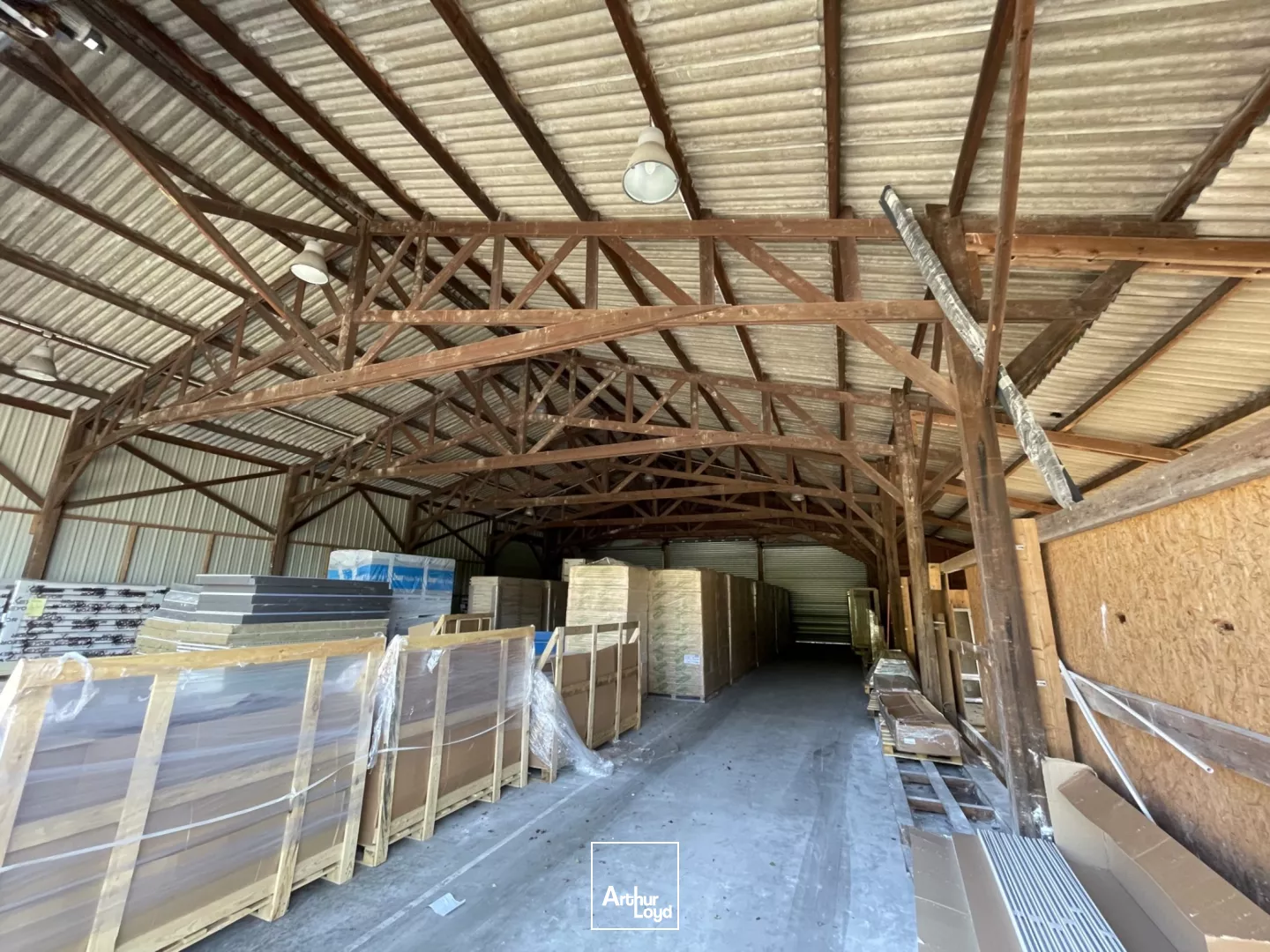 A LOUER - IDEAL ARTISAN d'environ 555 m² divisibles