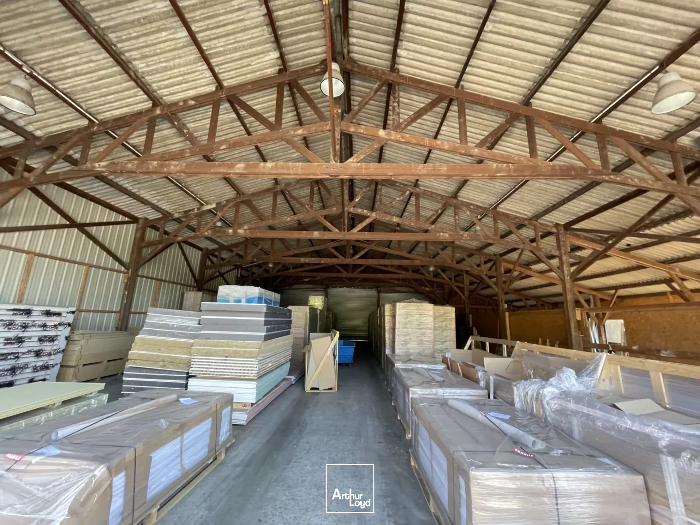 A LOUER - IDEAL ARTISAN d'environ 555 m² divisibles