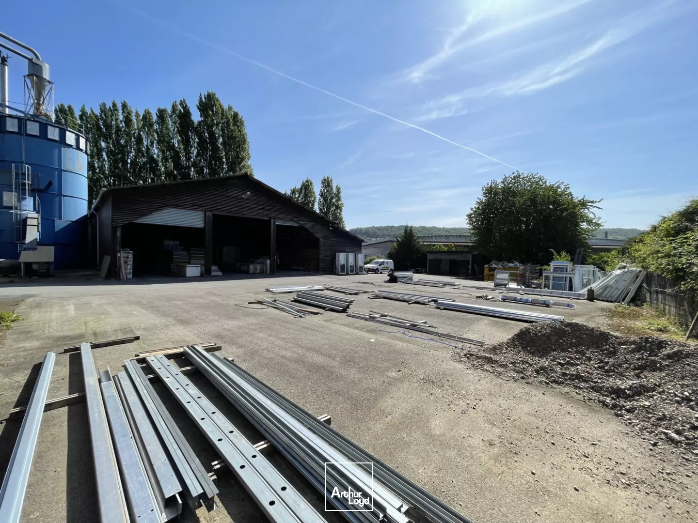 A LOUER - IDEAL ARTISAN d'environ 555 m² divisibles