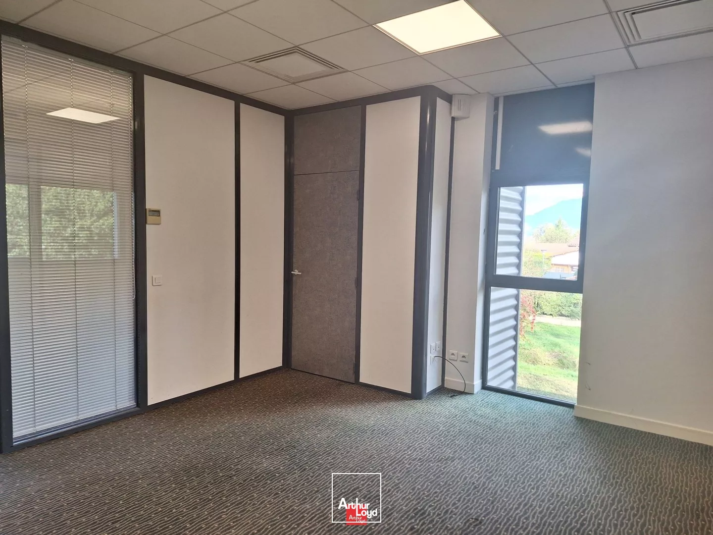 BUREAUX A LOUER A CROLLES 119M² AVEC PARKING