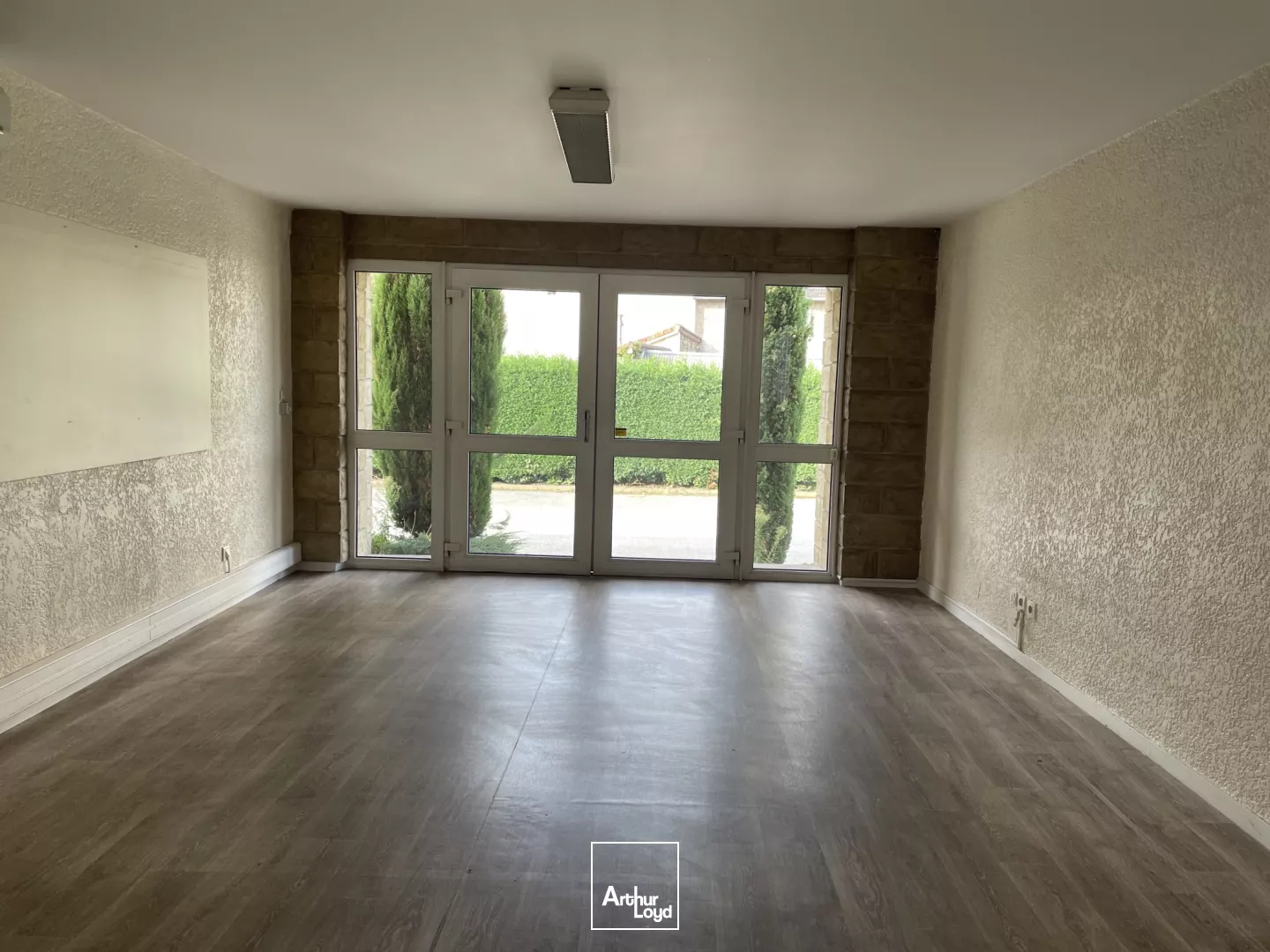 PRIX DE VENTE EN BAISSE : Bâtiment mixte indépendant sur son terrain à Saint-Étienne