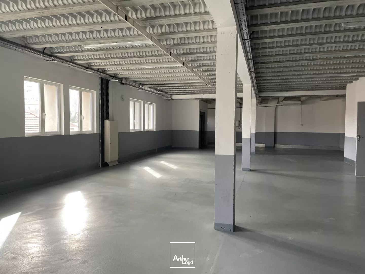 PRIX DE VENTE EN BAISSE : Bâtiment mixte indépendant sur son terrain à Saint-Étienne