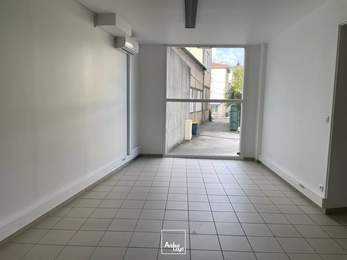 PRIX DE VENTE EN BAISSE : Bâtiment mixte indépendant sur son terrain à Saint-Étienne