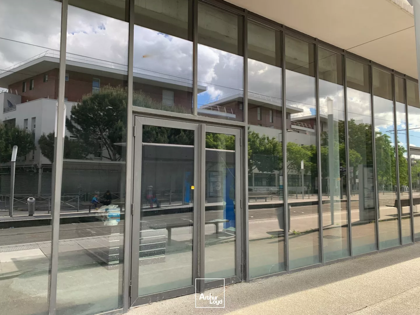 Deux locaux commerciaux divisibles avec beau linéaire de vitrine à louer à Lormont