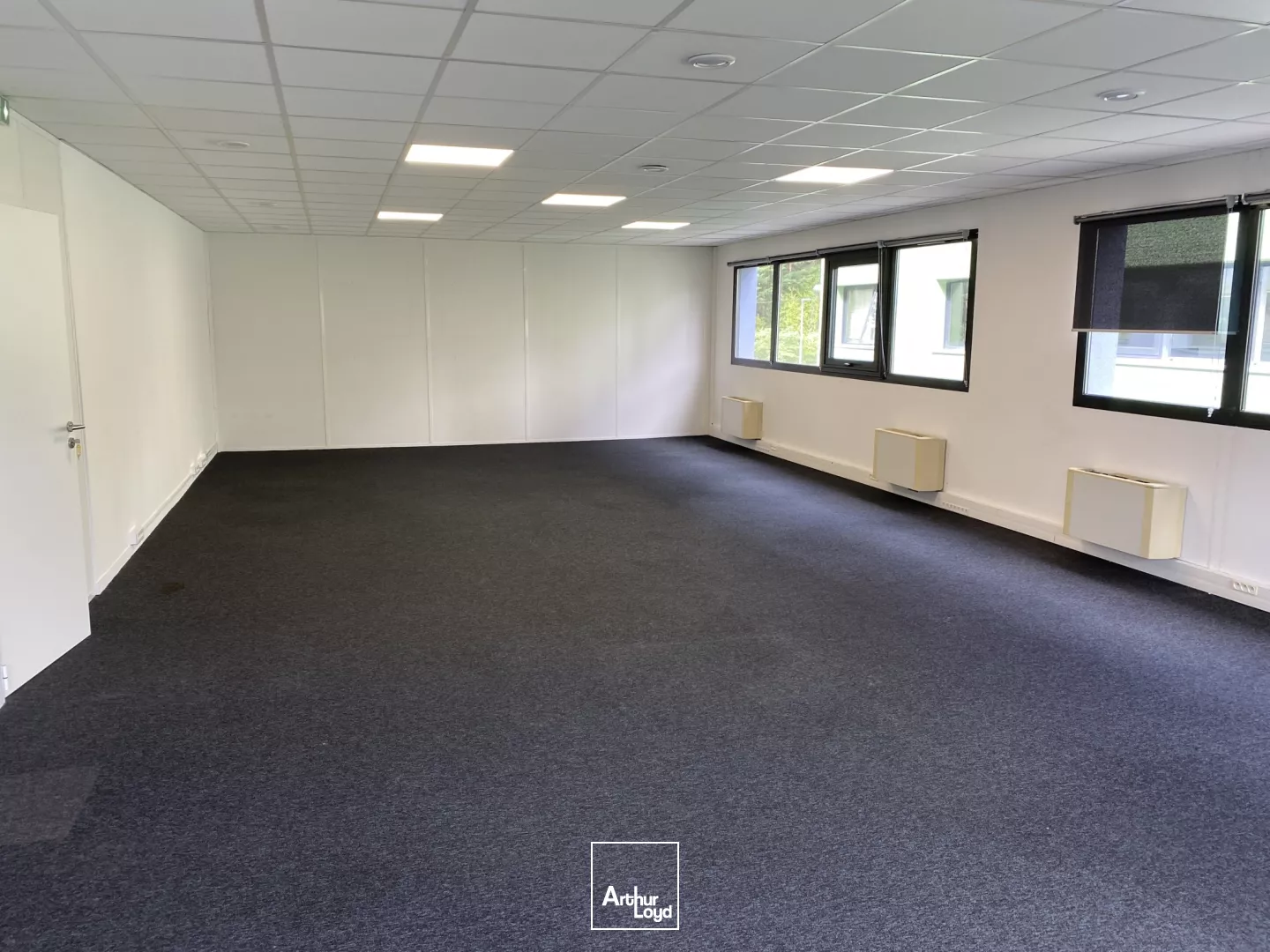 Bureau et places de stationnement à louer à Canéjan