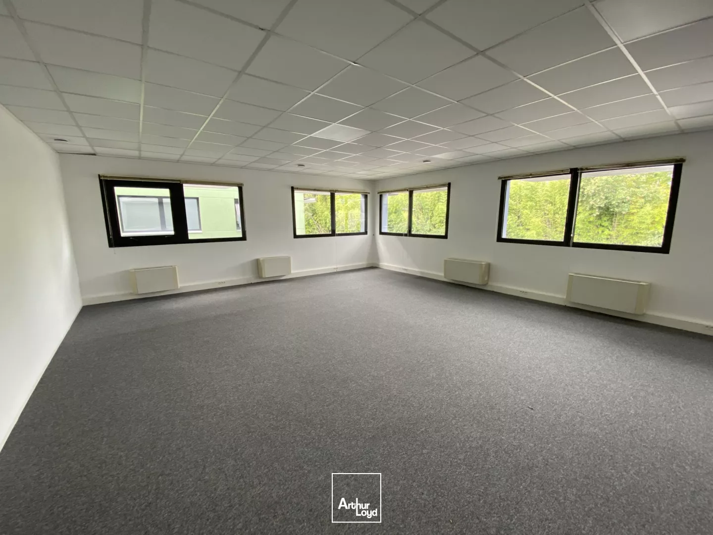 Bureau et places de stationnement à louer à Canéjan