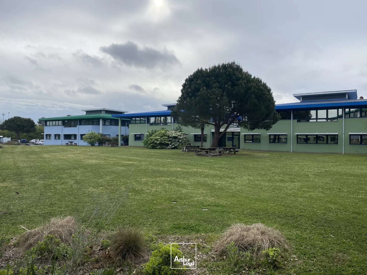 Bureau et places de stationnement à louer à Canéjan