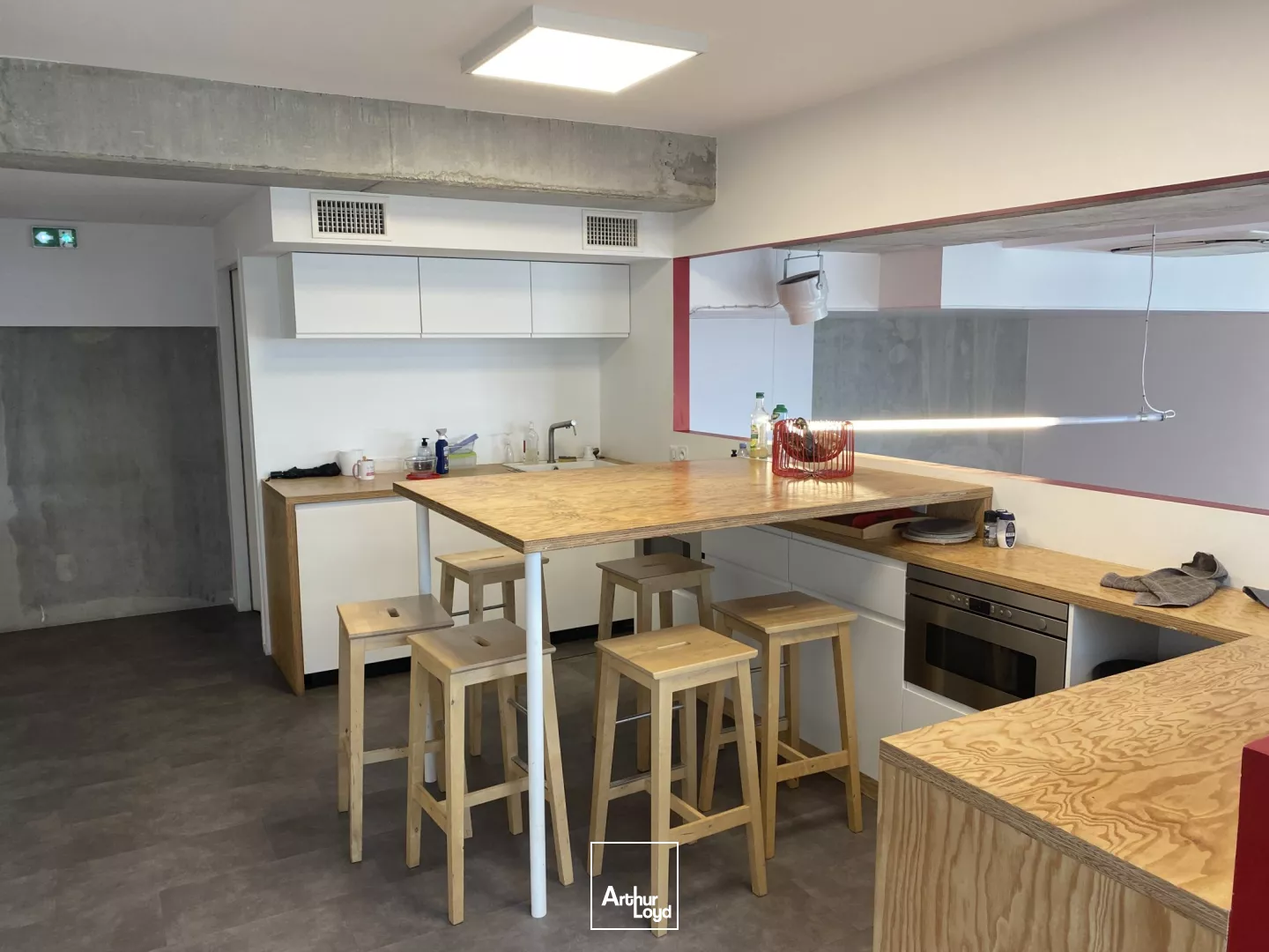 Bureaux avec vitrine à vendre dans le quartier des Bassins à flots