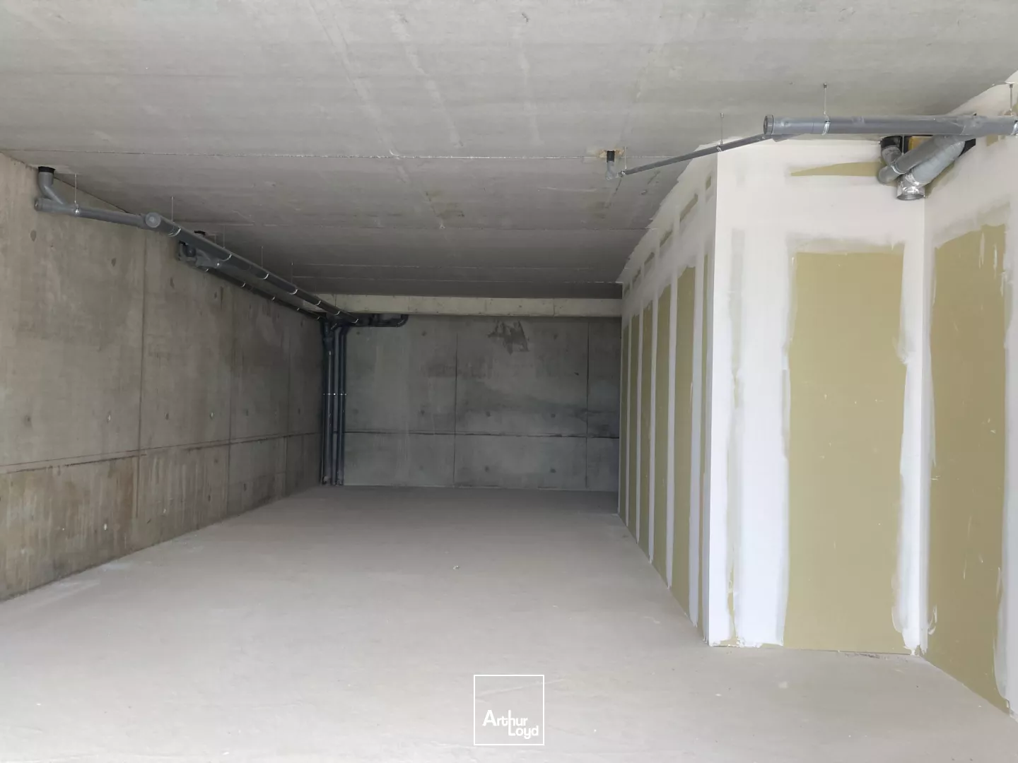 À louer, local commercial de 103 m2 à Mérignac sur un axe passant à proximité du tram