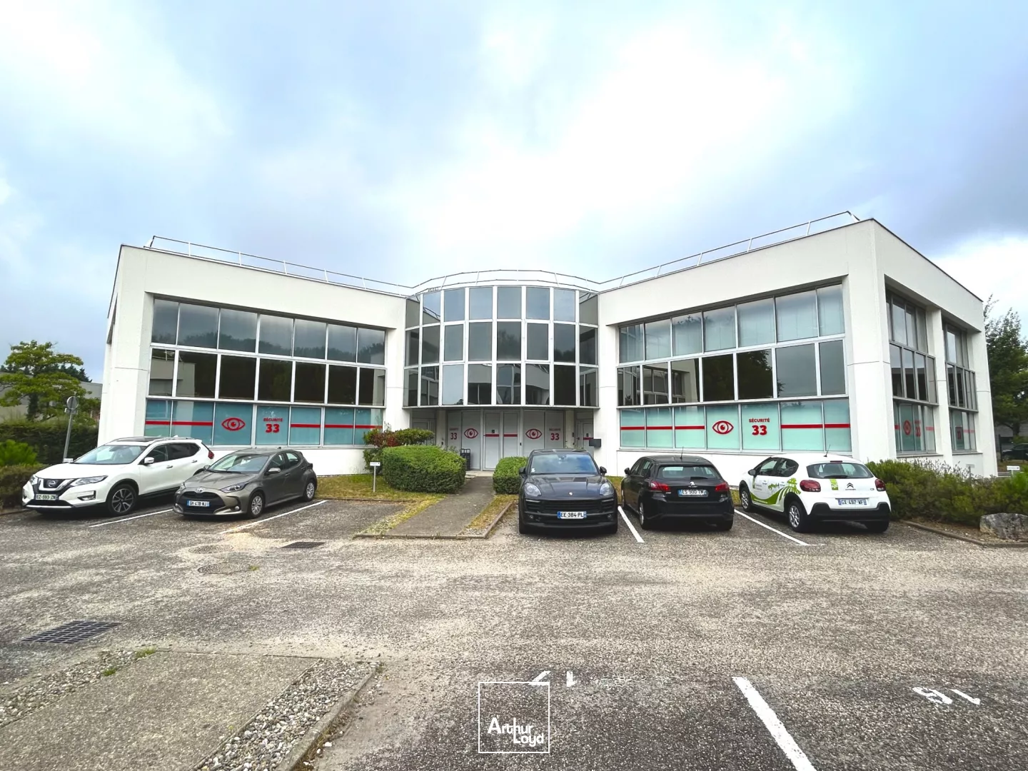 Location bureaux de 940 m² à Mérignac proche tram A et aéroport.