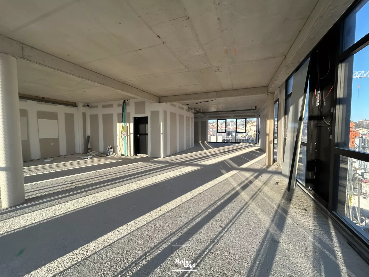 BUREAUX NEUFS A LA VENTE