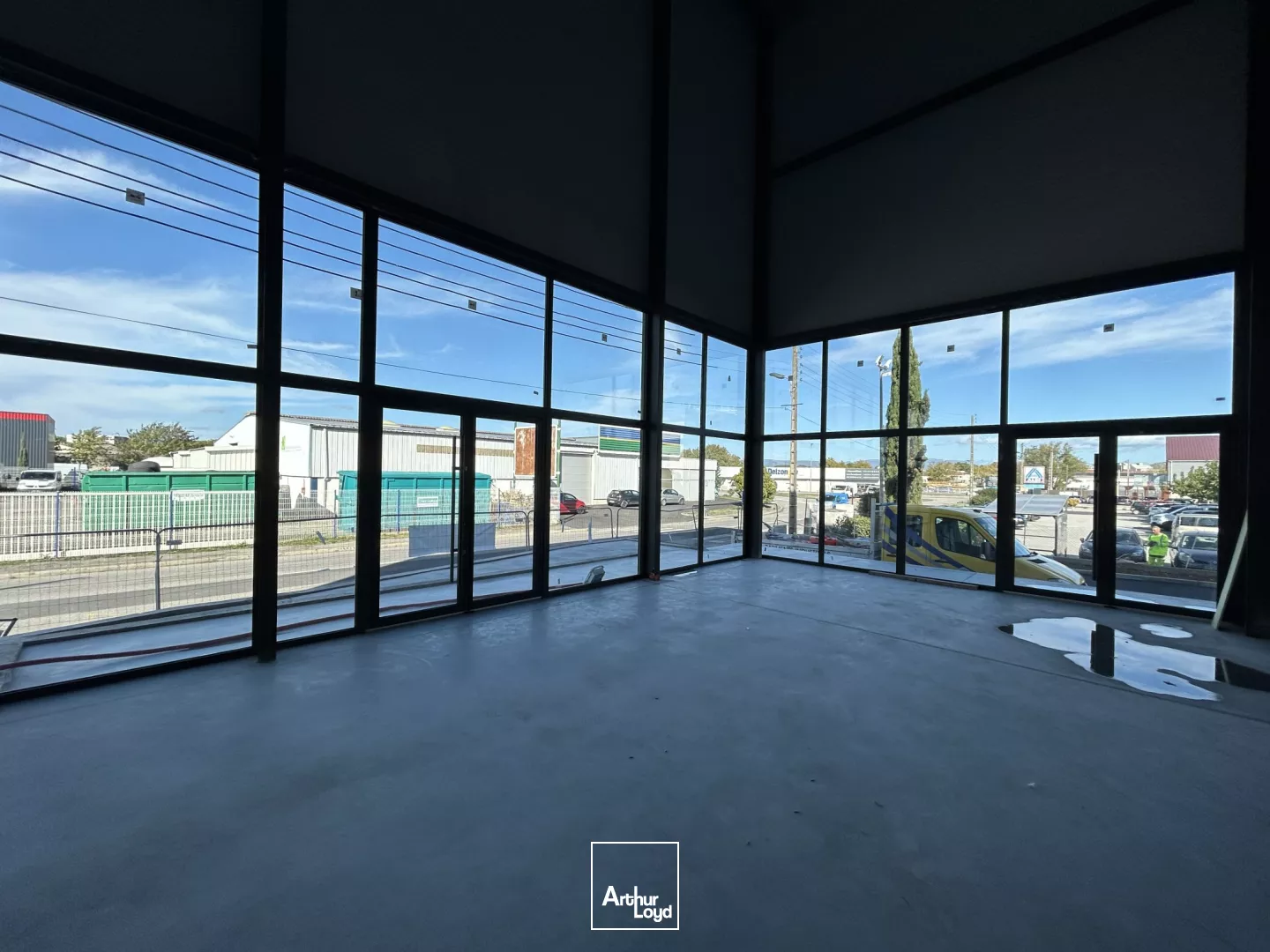 LOCAUX COMMERCIAUX NEUFS A LOUER