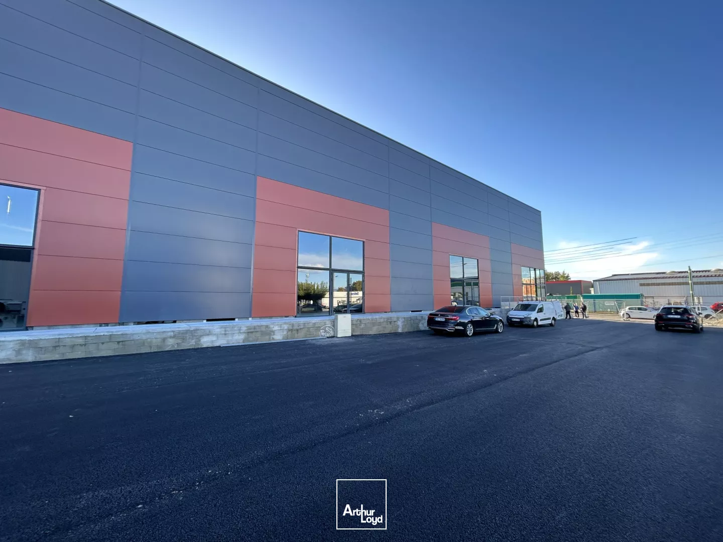 LOCAUX COMMERCIAUX NEUFS A LOUER