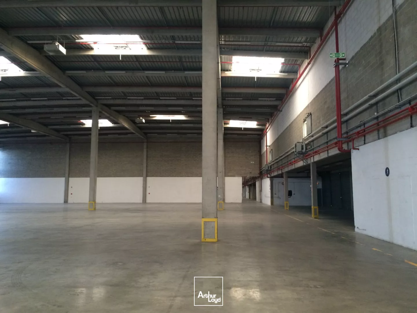 ENTREPOT AVEC QUAIS - A PARTIR DE 1155 M²