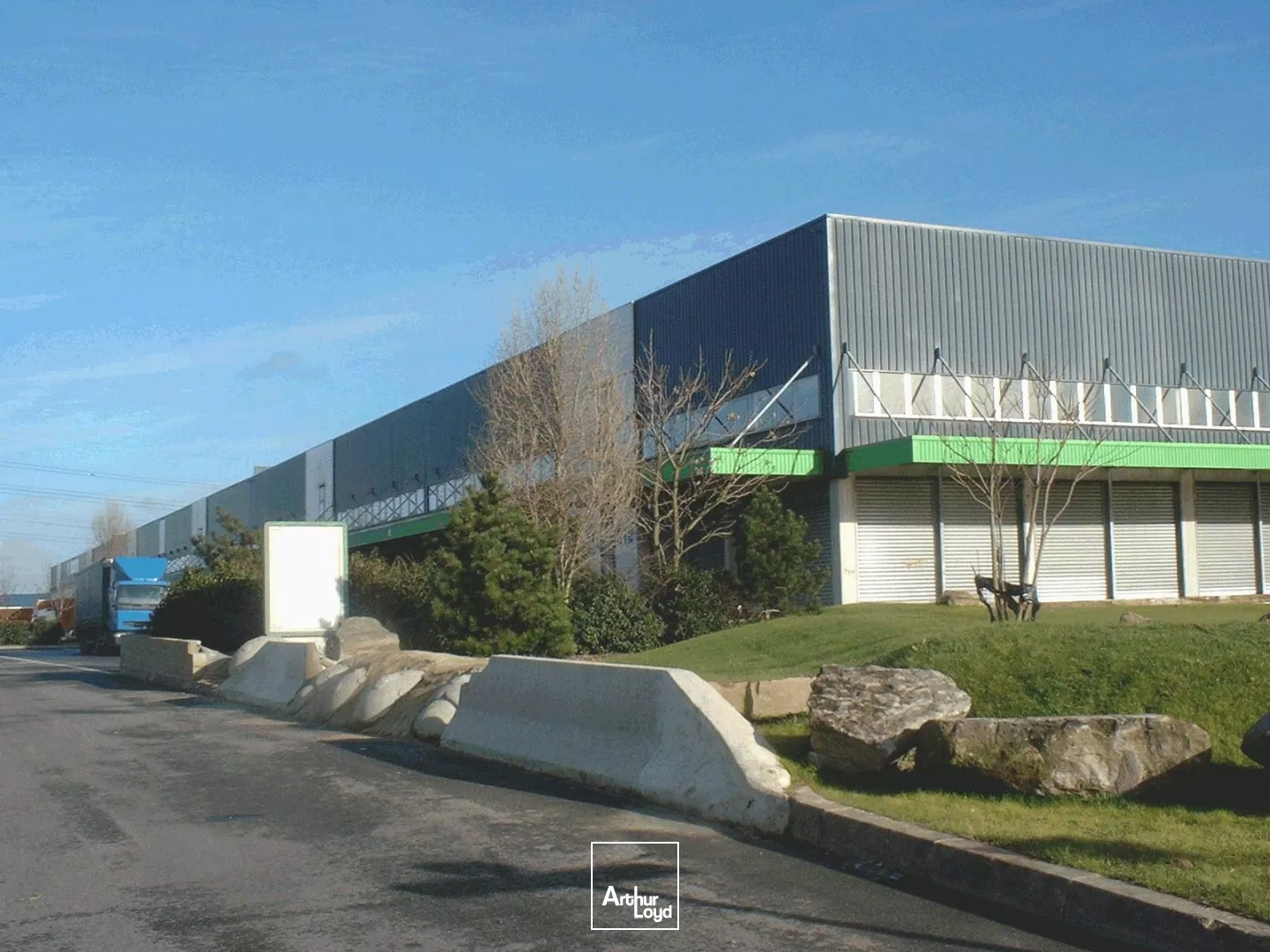 ENTREPOT AVEC QUAIS - A PARTIR DE 1155 M²