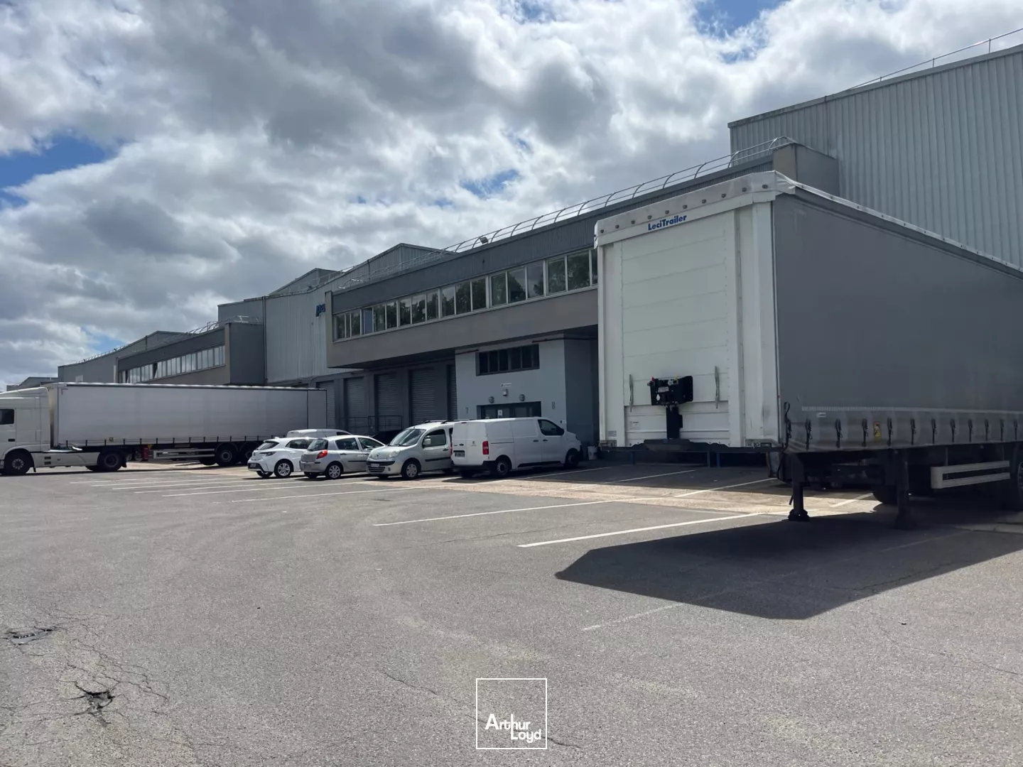 ENTREPOT AVEC QUAIS - SORTIE A 15 - 9581 M² DIV. ICPE 1510