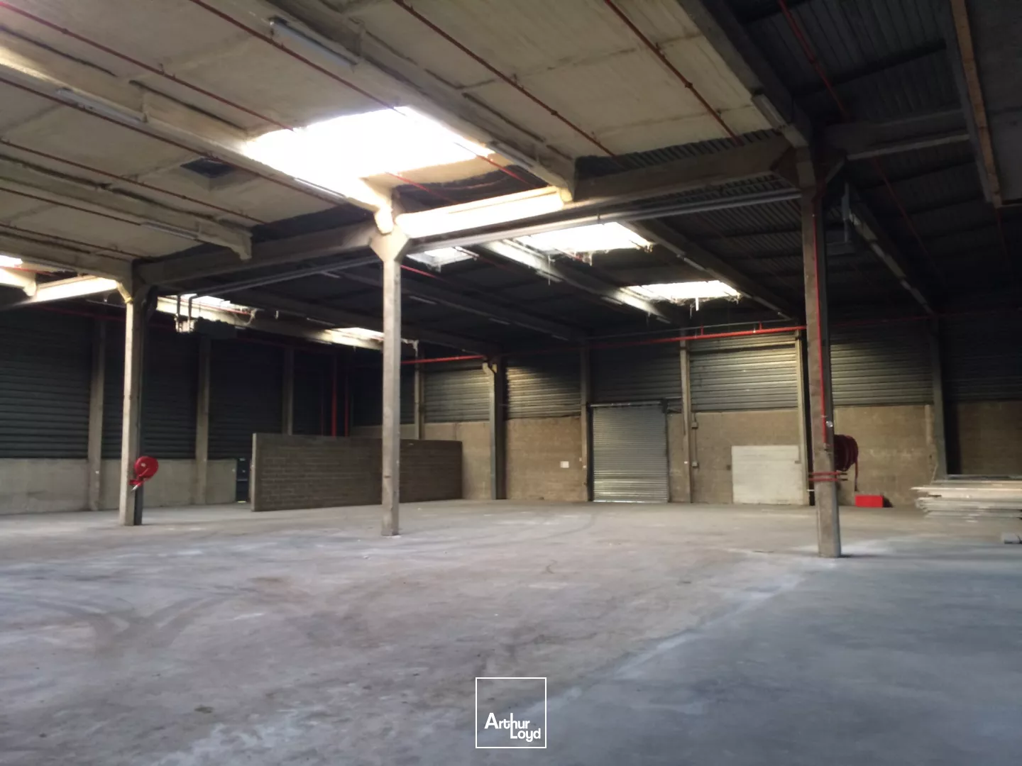 ENTREPOT AVEC QUAIS - SORTIE A 15 - 9581 M² DIV. ICPE 1510