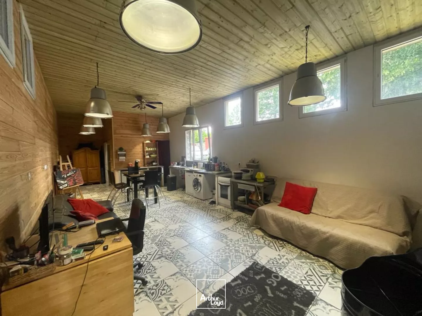 Locaux d'activité à vendre à MARINES 95640