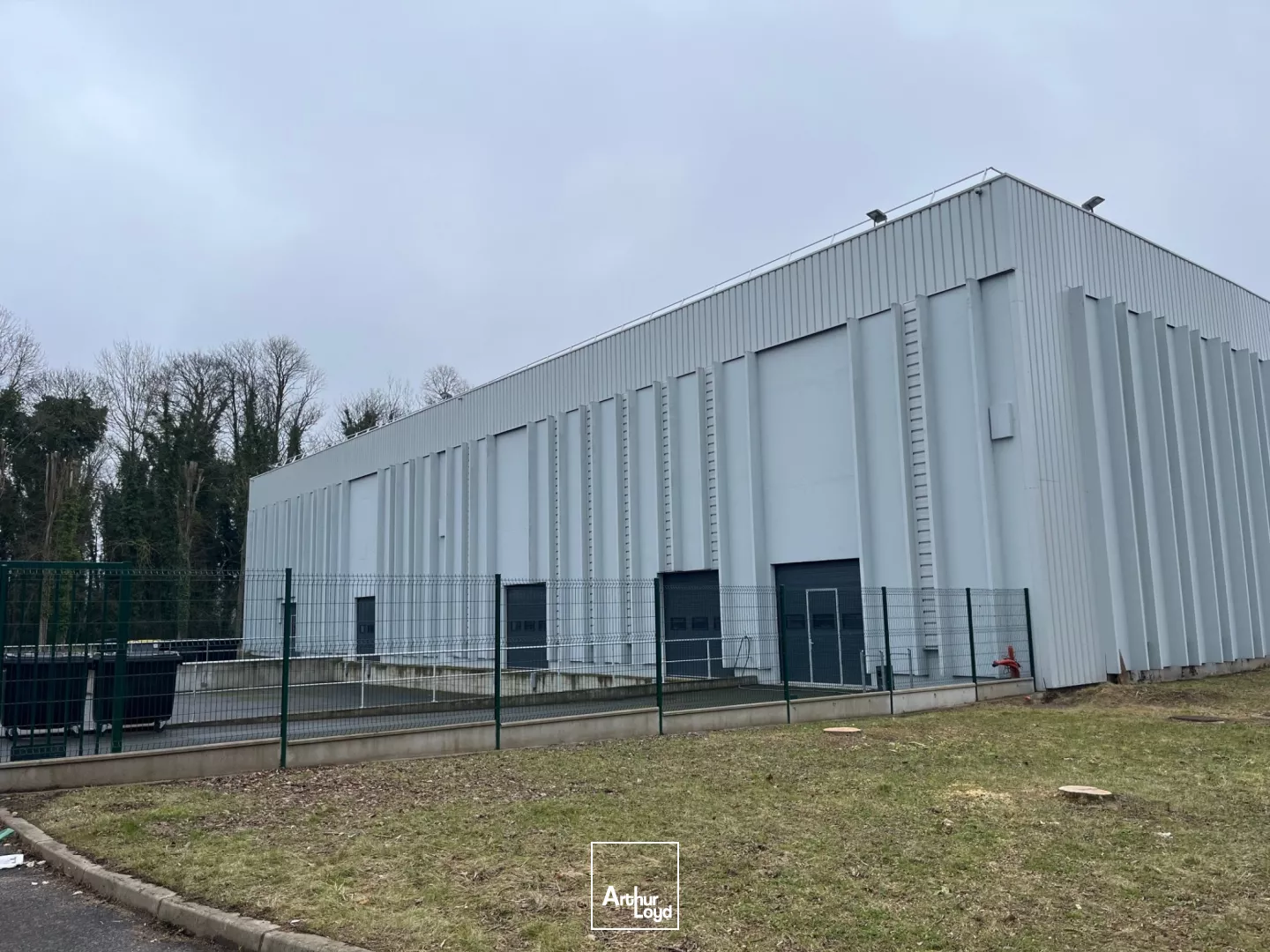 Entrepôt de 4000 m² sur terrain privatif à ST OUEN L'AUMONE.