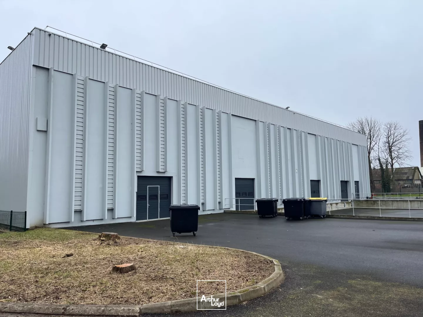 Entrepôt de 4000 m² sur terrain privatif à ST OUEN L'AUMONE.