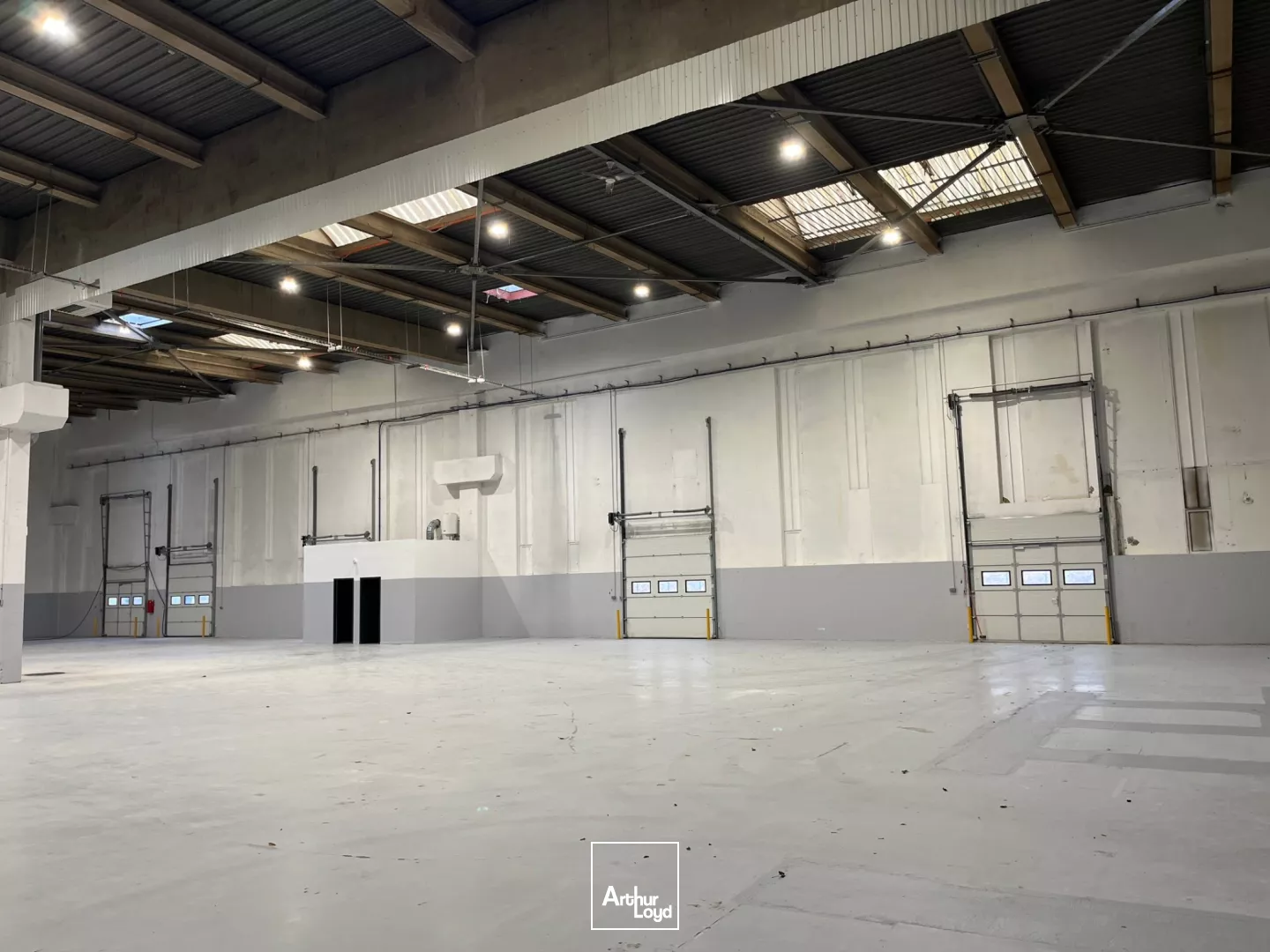 Entrepôt de 4000 m² sur terrain privatif à ST OUEN L'AUMONE.