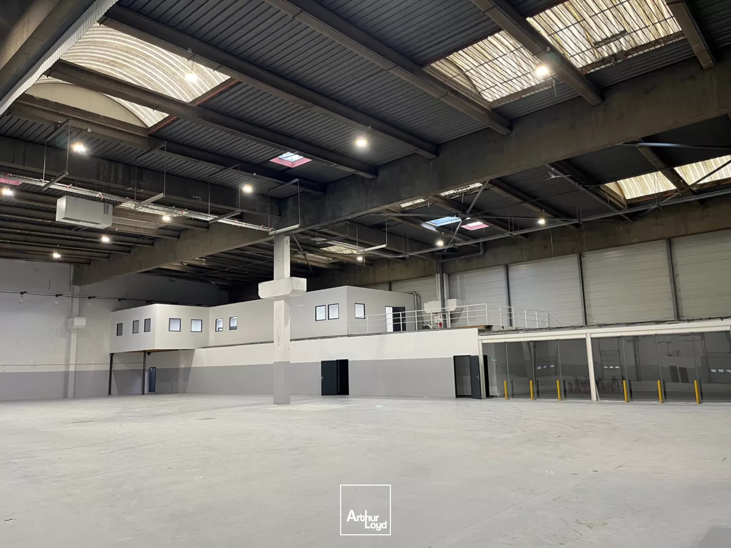 Entrepôt de 4000 m² sur terrain privatif à ST OUEN L'AUMONE.