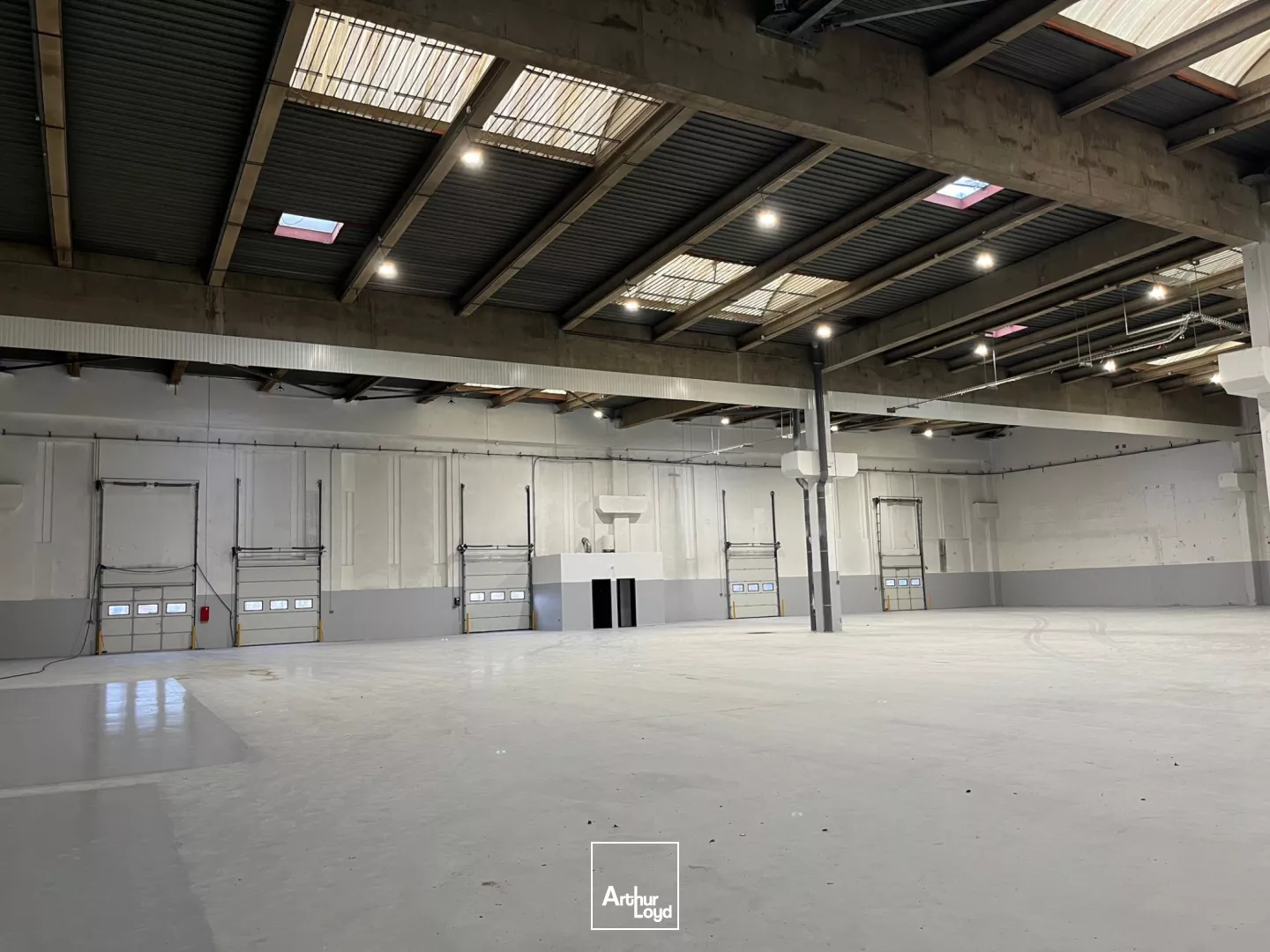 Entrepôt de 4000 m² sur terrain privatif à ST OUEN L'AUMONE.