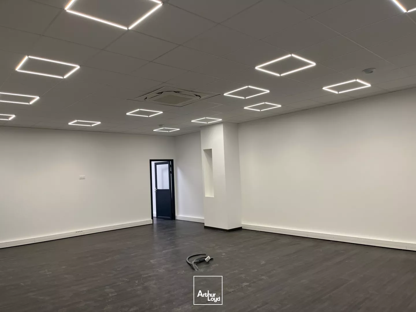 Entrepôt de 4000 m² sur terrain privatif à ST OUEN L'AUMONE.