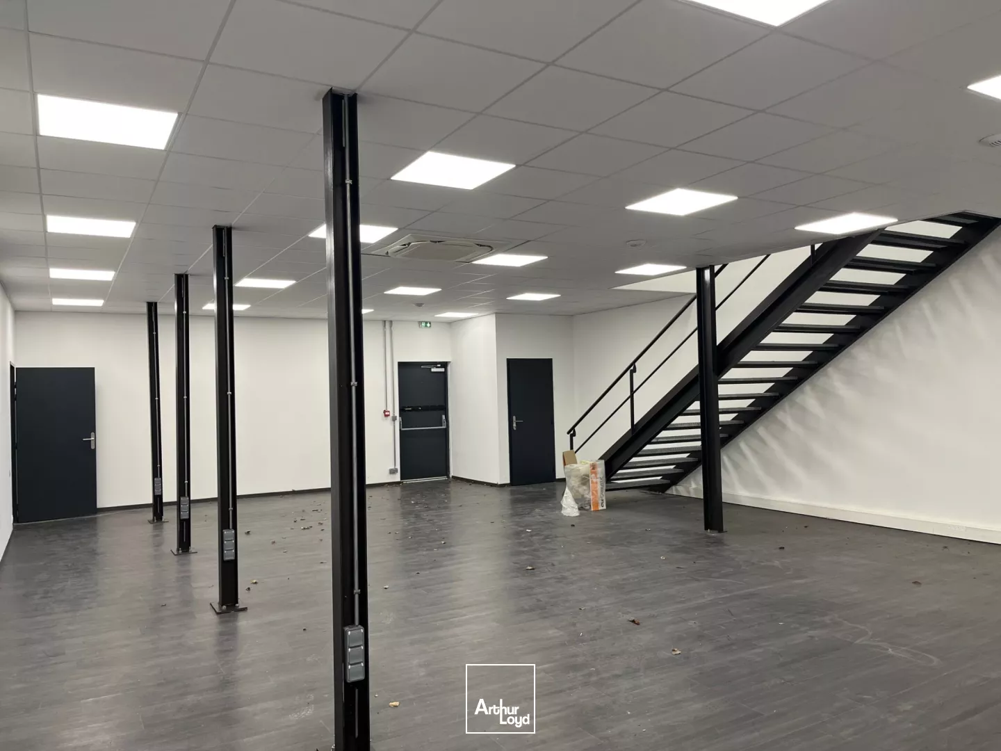 Entrepôt de 4000 m² sur terrain privatif à ST OUEN L'AUMONE.