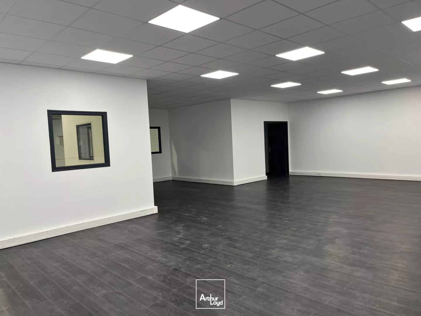 Entrepôt de 4000 m² sur terrain privatif à ST OUEN L'AUMONE.