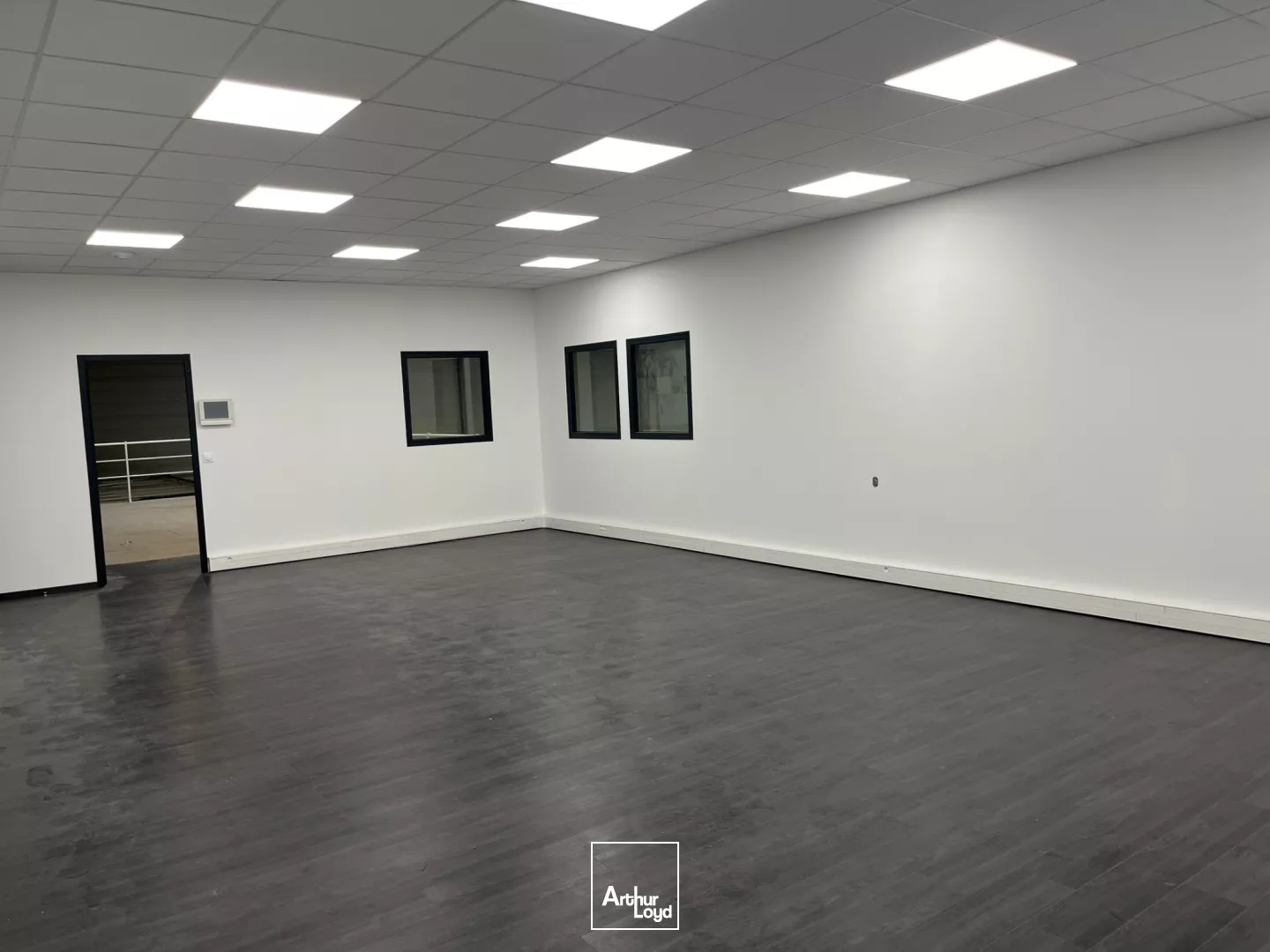 Entrepôt de 4000 m² sur terrain privatif à ST OUEN L'AUMONE.