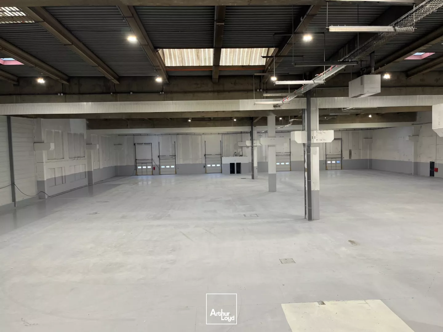 Entrepôt de 4000 m² sur terrain privatif à ST OUEN L'AUMONE.