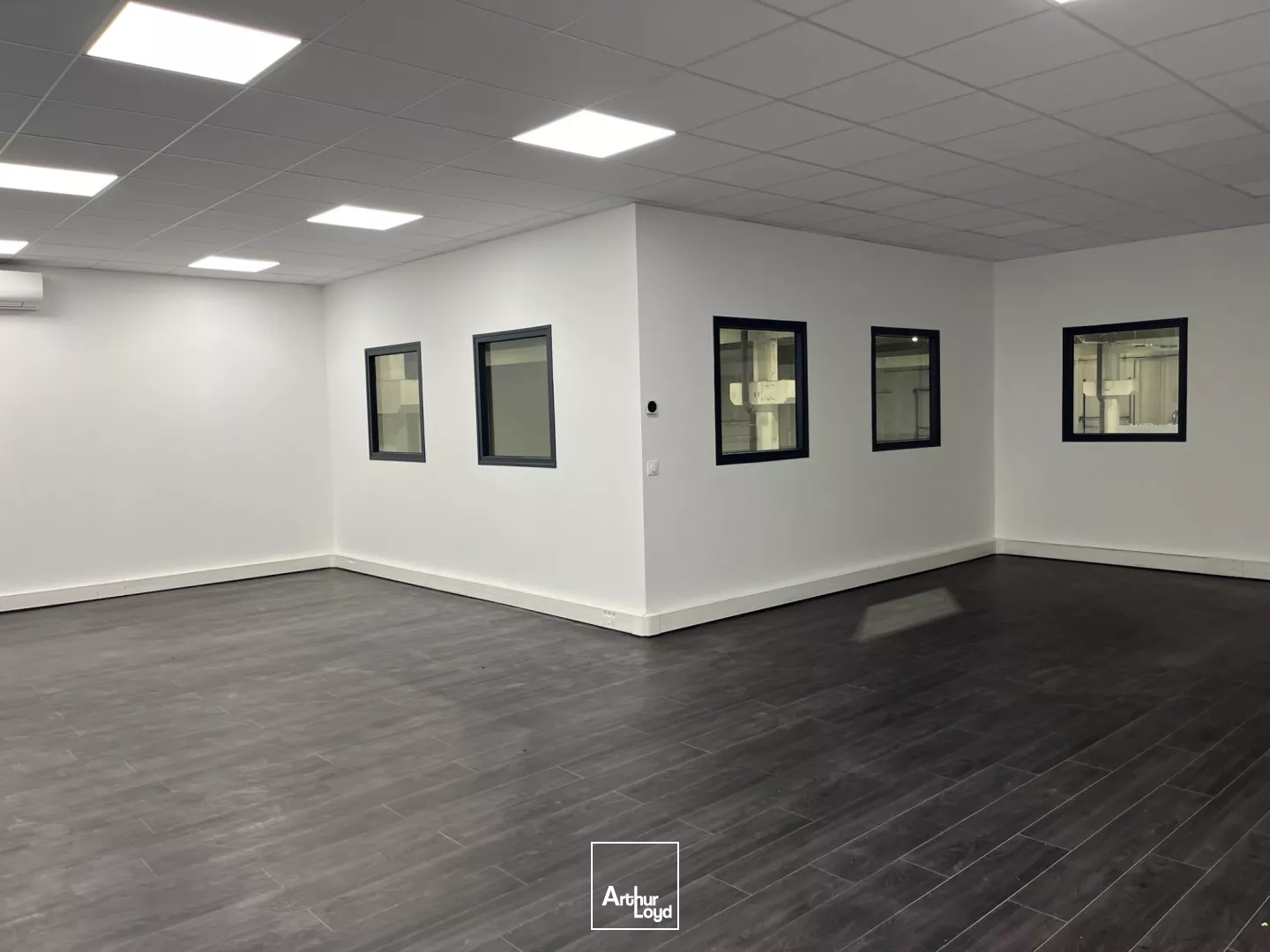 Entrepôt de 4000 m² sur terrain privatif à ST OUEN L'AUMONE.