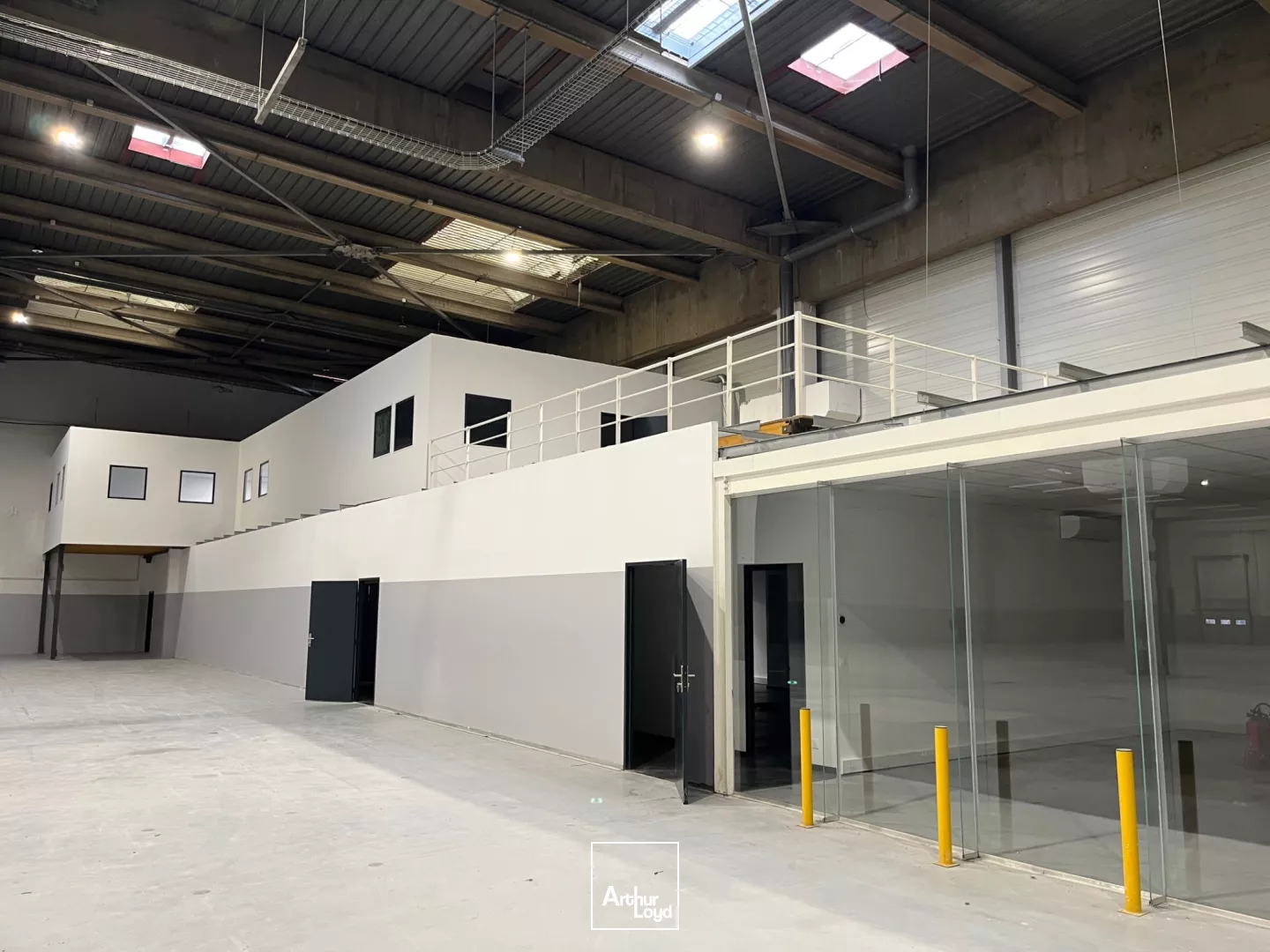 Entrepôt de 4000 m² sur terrain privatif à ST OUEN L'AUMONE.