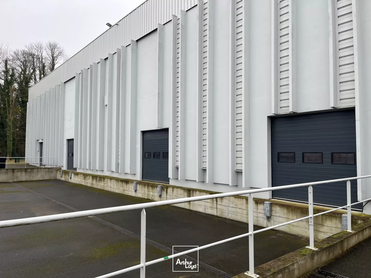 Entrepôt de 4000 m² sur terrain privatif à ST OUEN L'AUMONE.