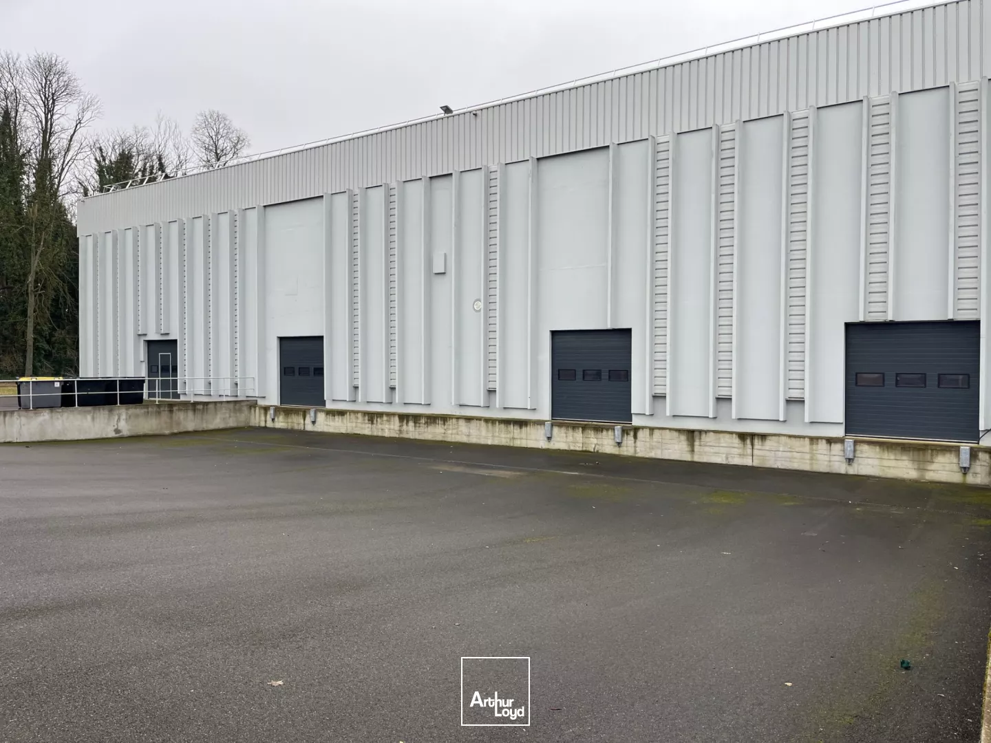 Entrepôt de 4000 m² sur terrain privatif à ST OUEN L'AUMONE.