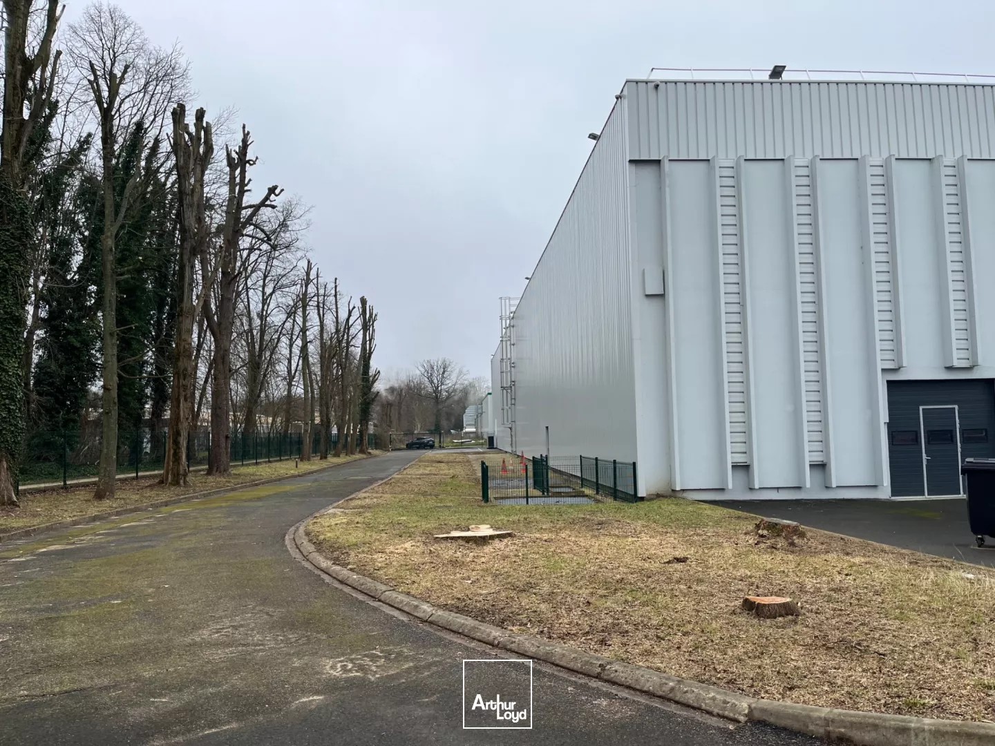 Entrepôt de 4000 m² sur terrain privatif à ST OUEN L'AUMONE.