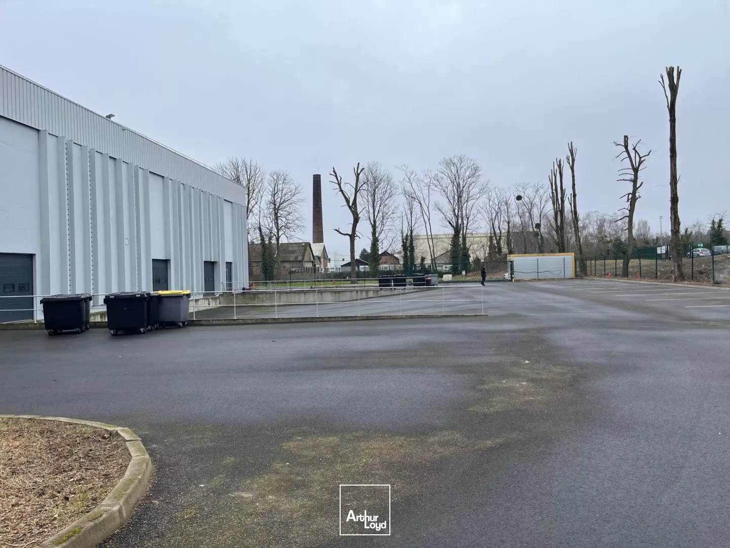 Entrepôt de 4000 m² sur terrain privatif à ST OUEN L'AUMONE.