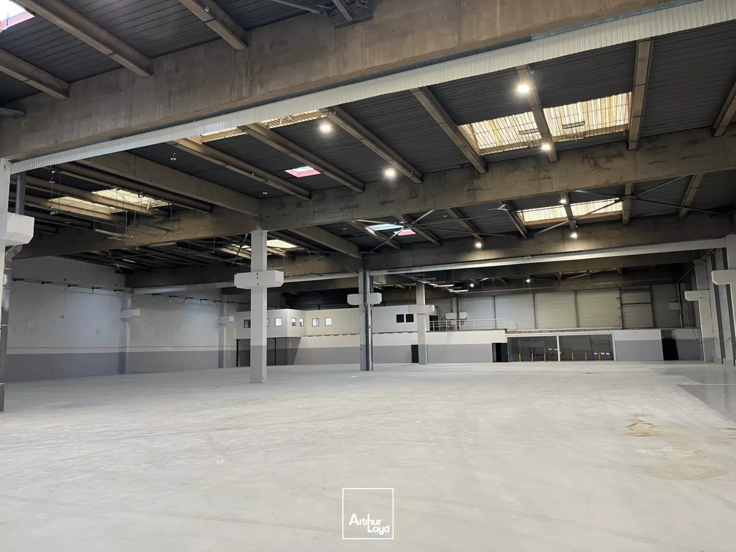 Entrepôt de 4000 m² sur terrain privatif à ST OUEN L'AUMONE.