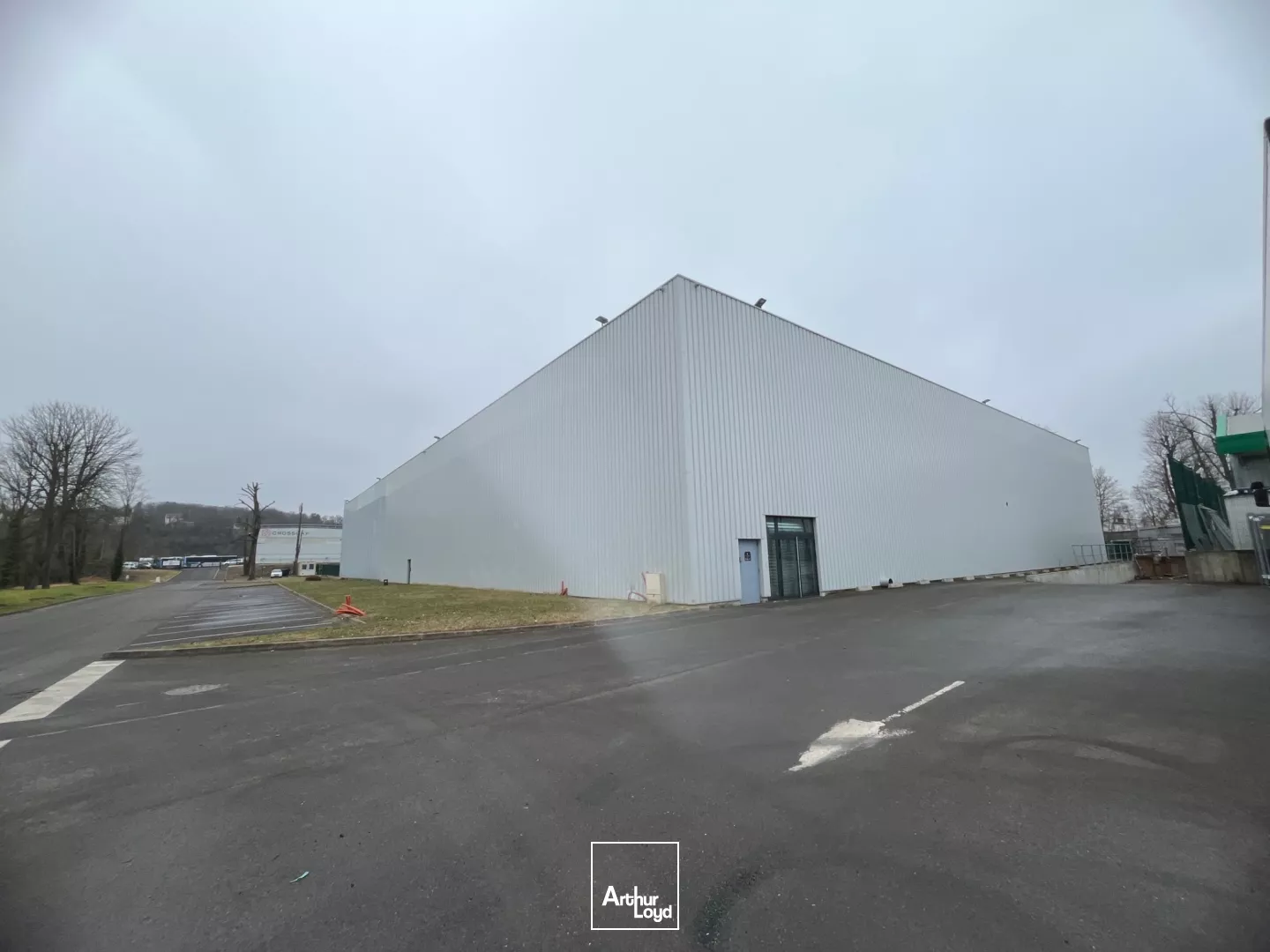 Entrepôt de 4000 m² sur terrain privatif à ST OUEN L'AUMONE.