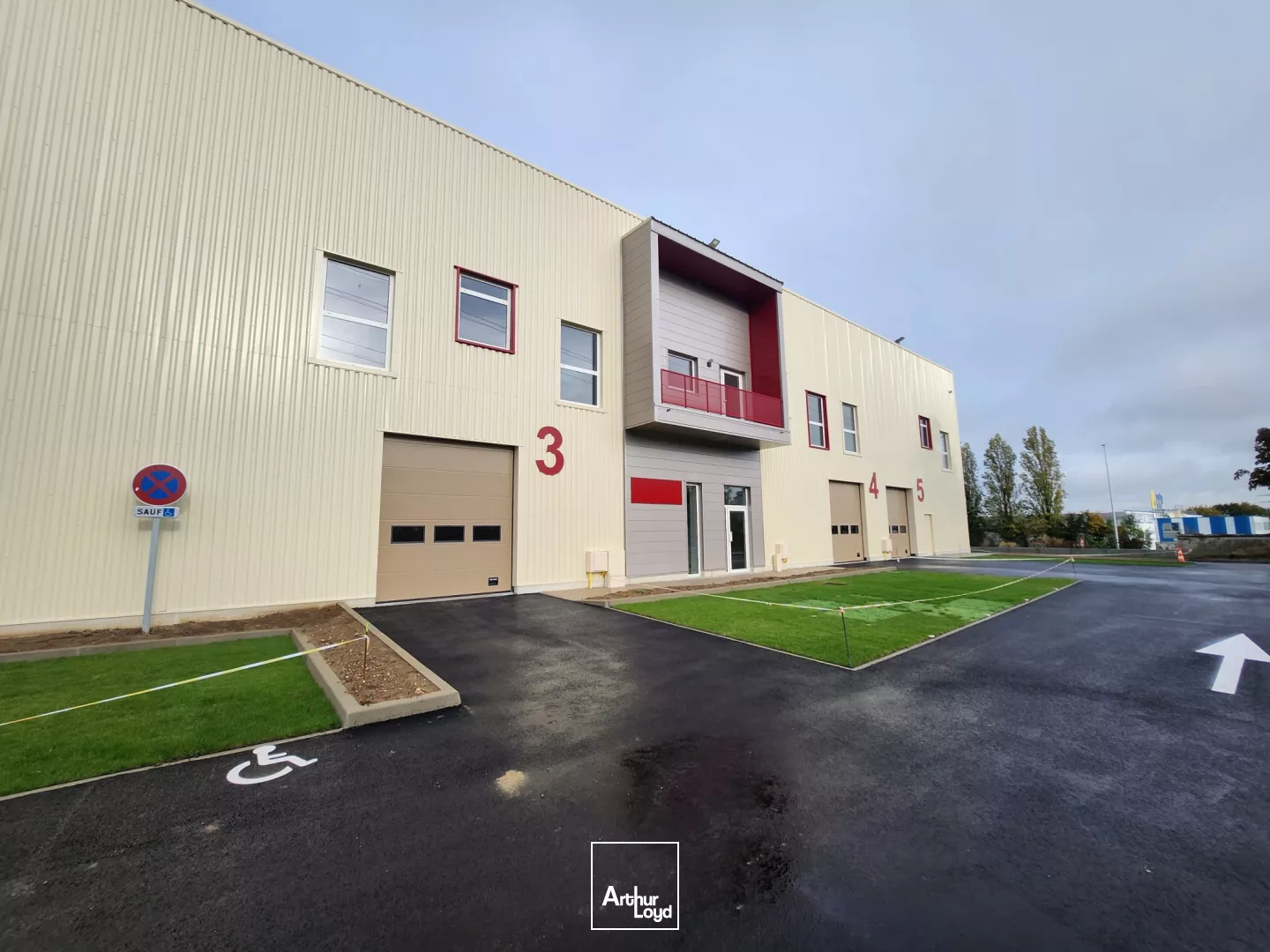 Petites cellules d'activités neuves à louer