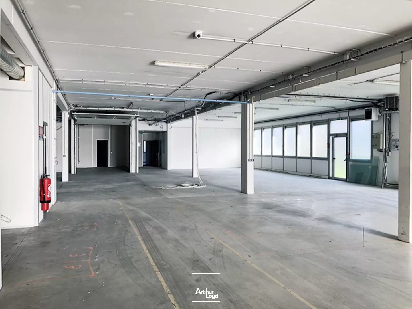 Locaux d'activité au pied du RER D - Structure rénovée, fonctionnelle et moderne - Nombreux parking