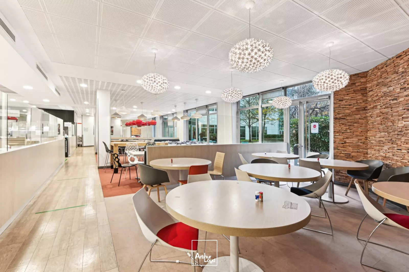 Bureaux rénovés à louer - Gennevilliers - Services - Proximité transports