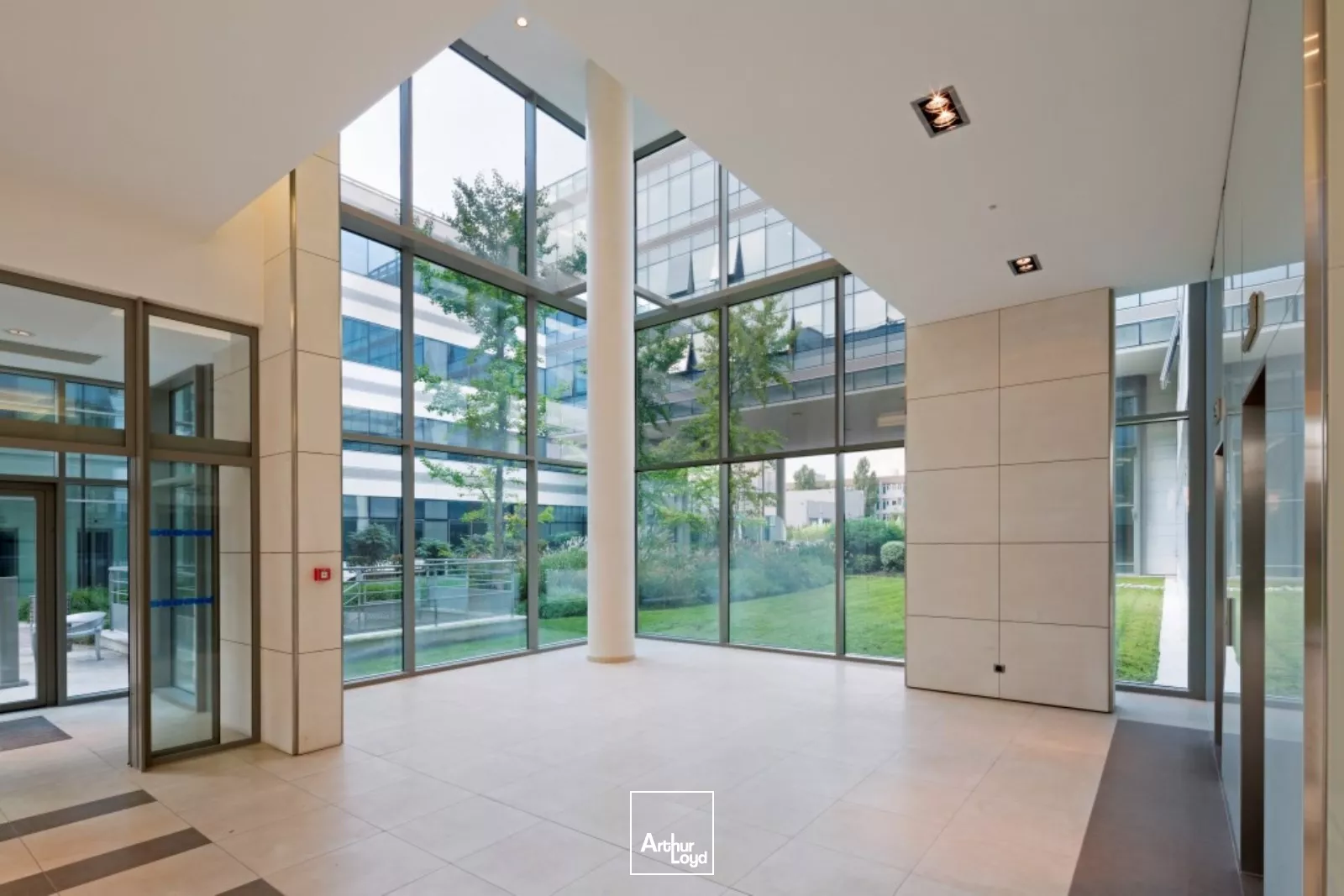 Bureaux neufs en bordure de la Seine, espaces verts et services pour un confort optimal