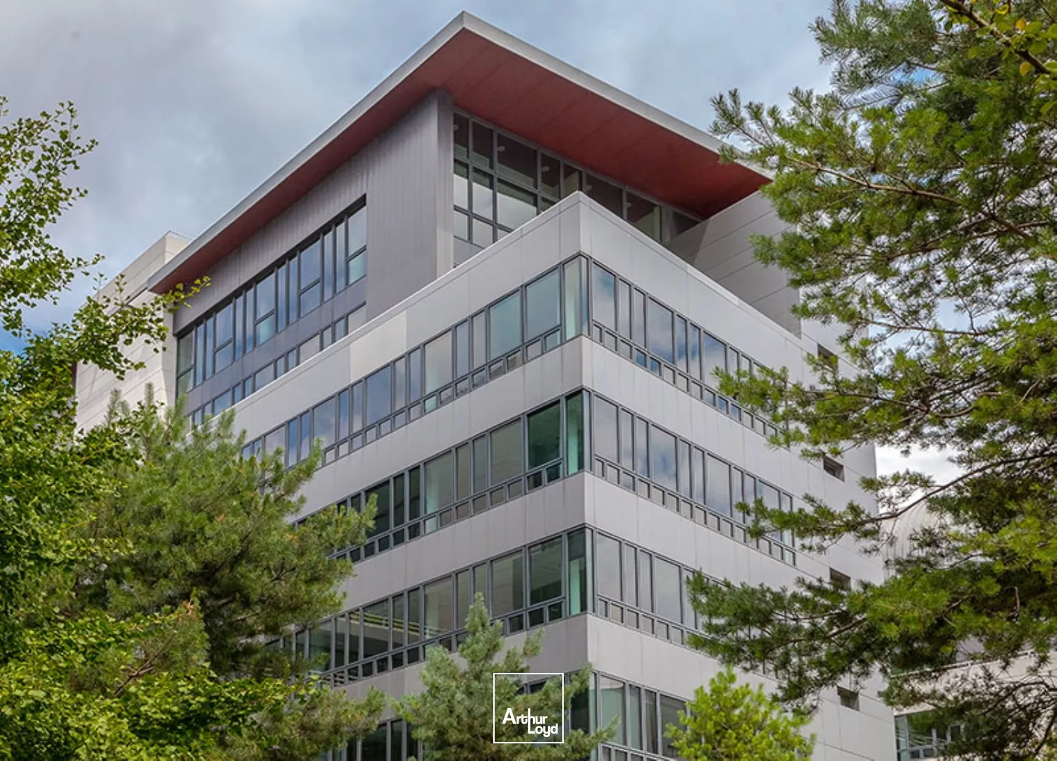 Clichy, bureaux rénovés avec vue sur la Seine et nombreux services dans un immeuble de standing