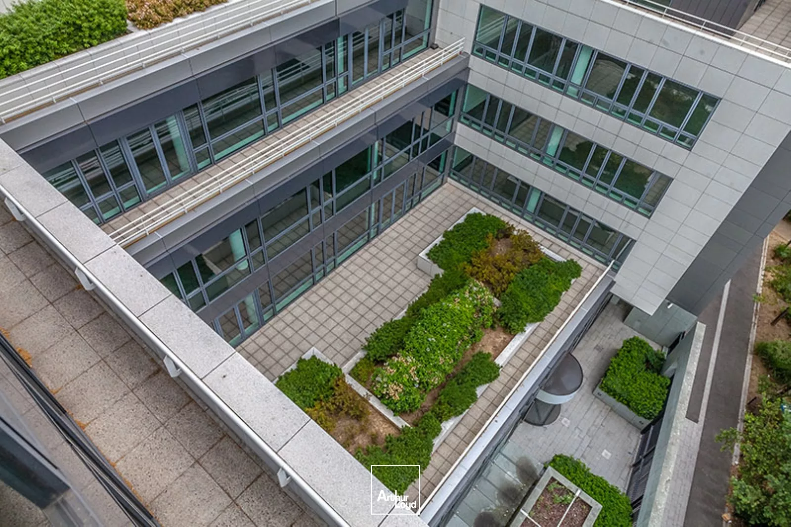 Clichy, bureaux rénovés avec vue sur la Seine et nombreux services dans un immeuble de standing