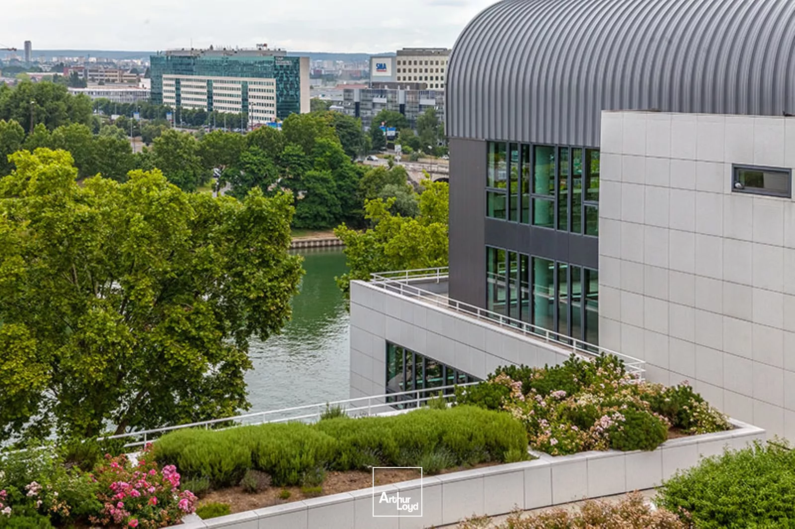 Clichy, bureaux rénovés avec vue sur la Seine et nombreux services dans un immeuble de standing