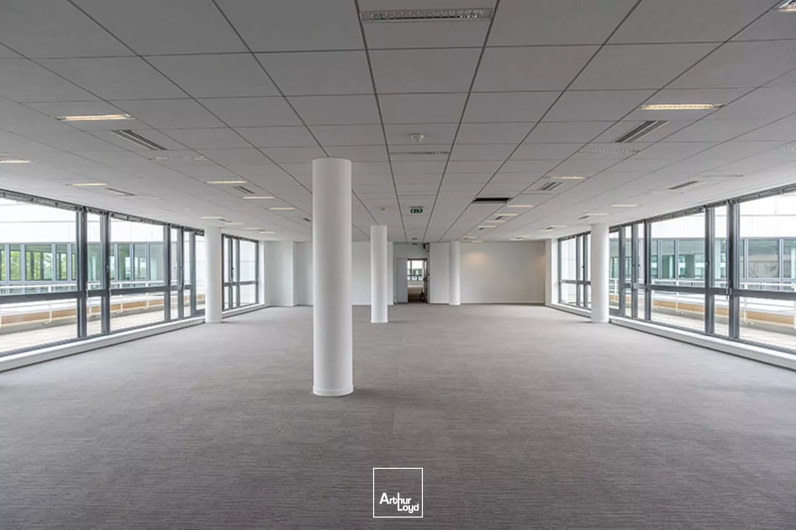 Clichy, bureaux rénovés avec vue sur la Seine et nombreux services dans un immeuble de standing