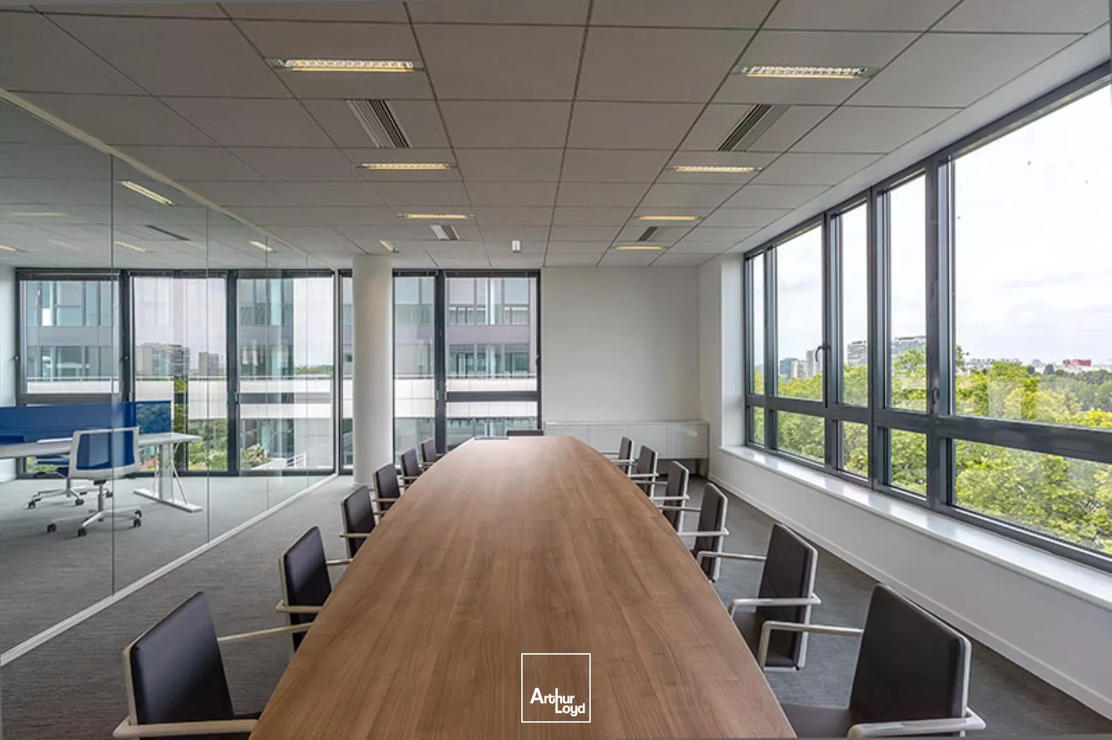 Clichy, bureaux rénovés avec vue sur la Seine et nombreux services dans un immeuble de standing