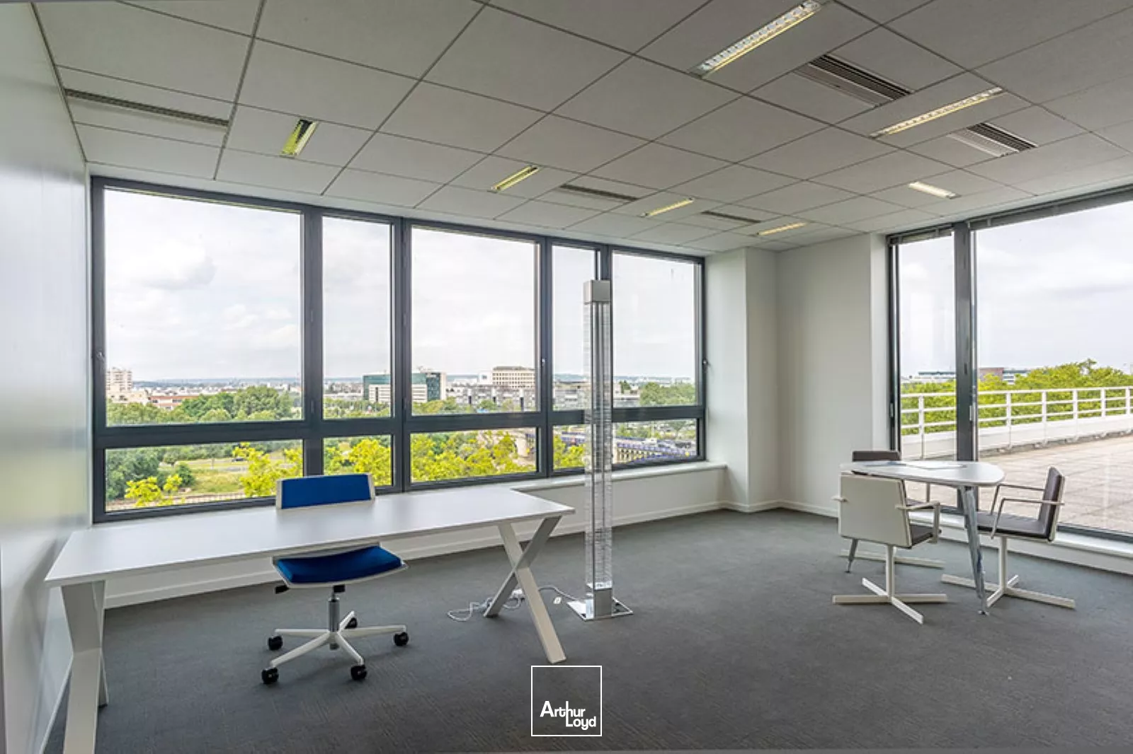 Clichy, bureaux rénovés avec vue sur la Seine et nombreux services dans un immeuble de standing